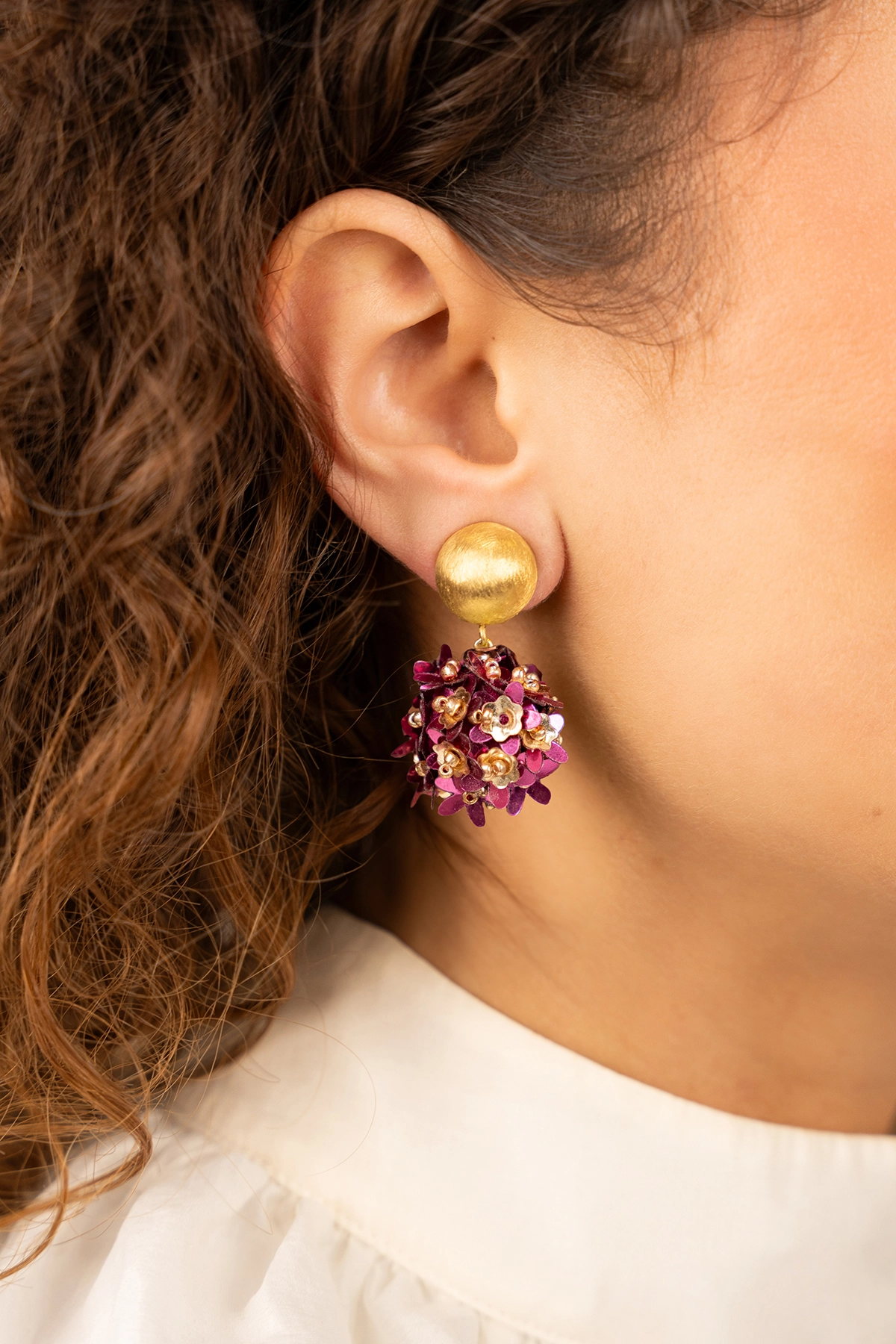 Fuchsia Gouden Sequin Flower Globe Oorbellen S Clip