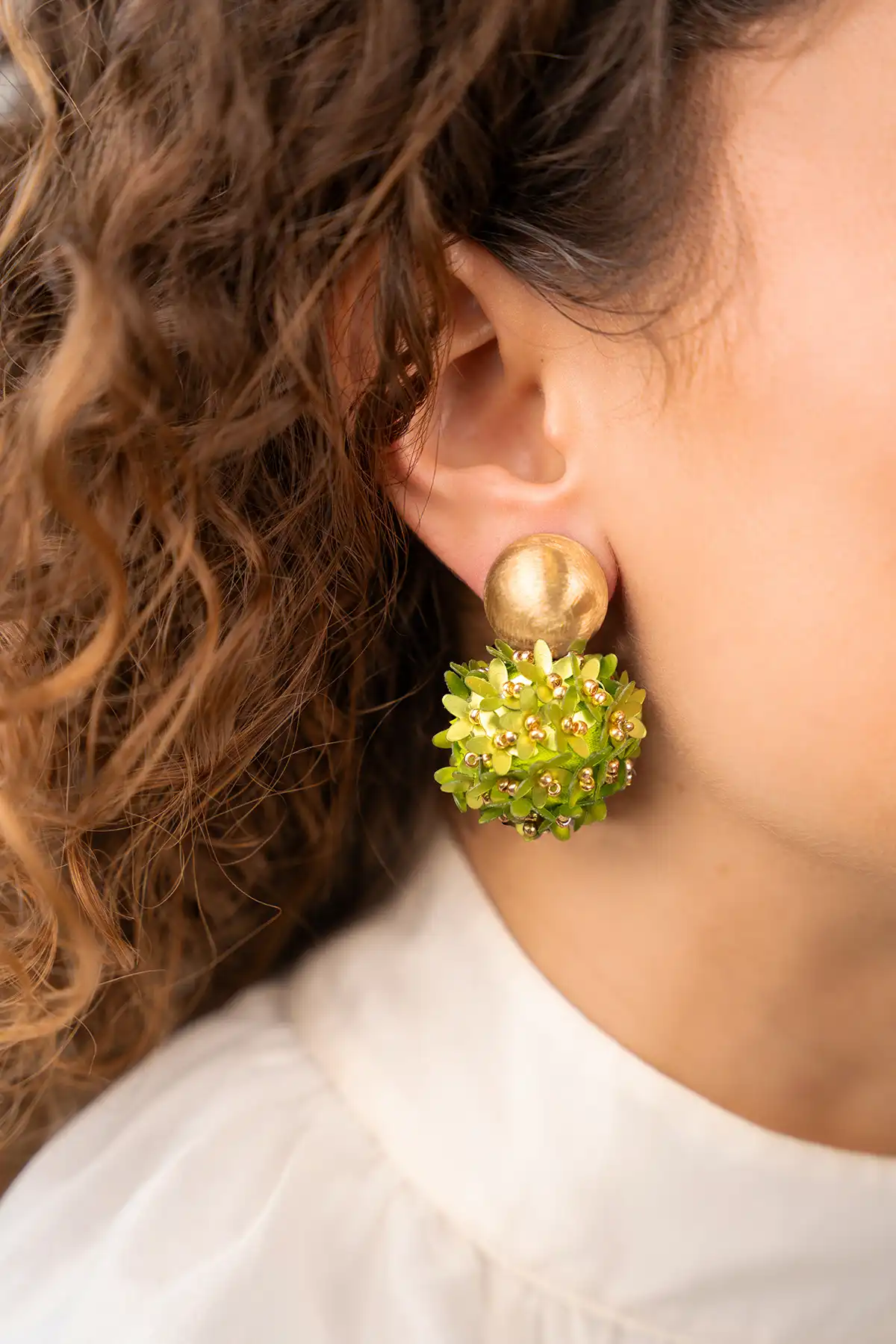 Lime Daisy flower globe M earrings