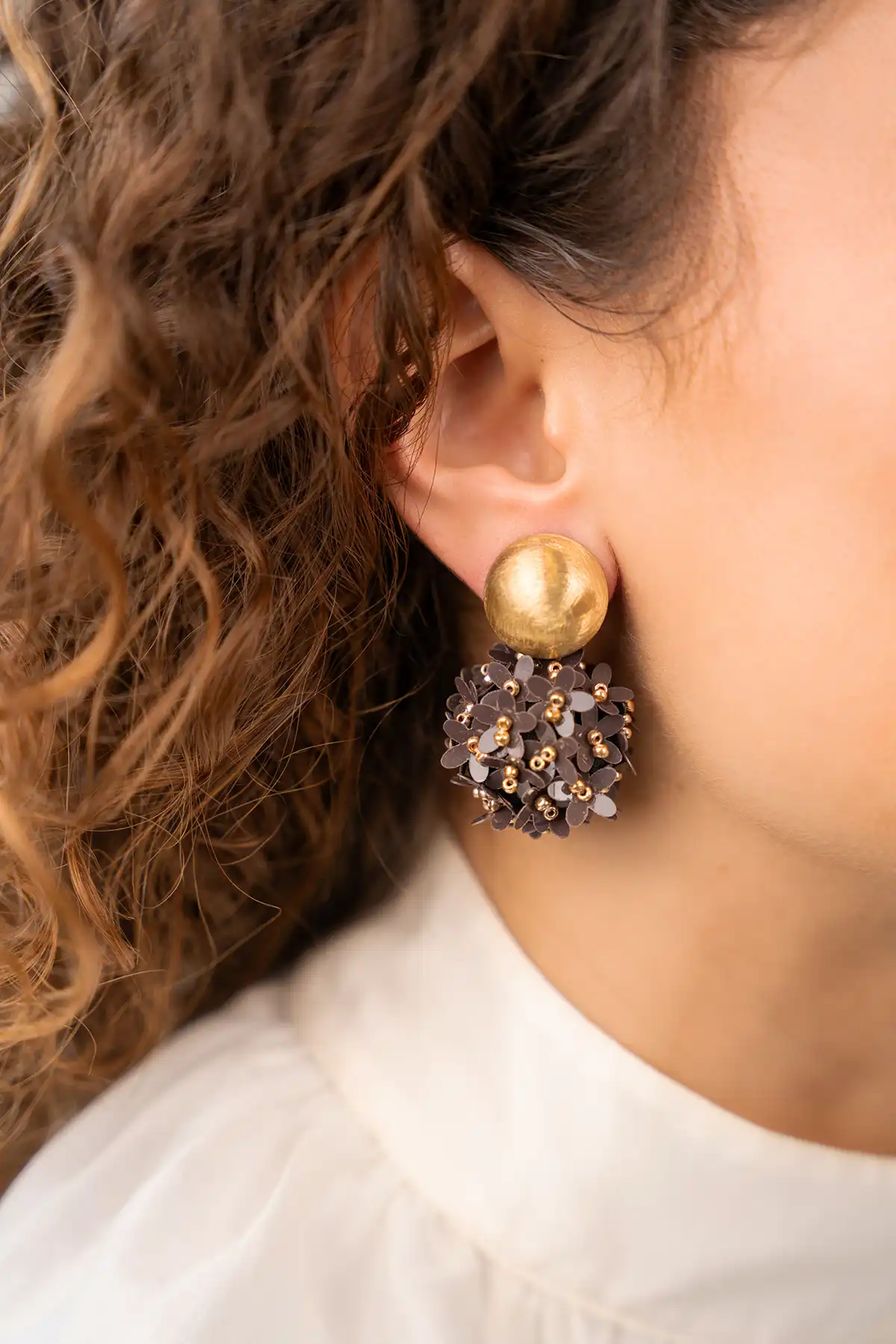 Brown Daisy flower globe M earrings